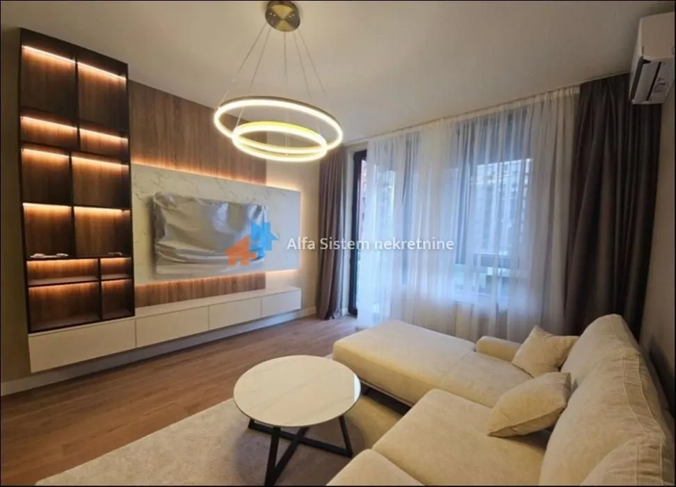 Izdavanje, trosoban stan, 73m², Savski Venac, Beograd