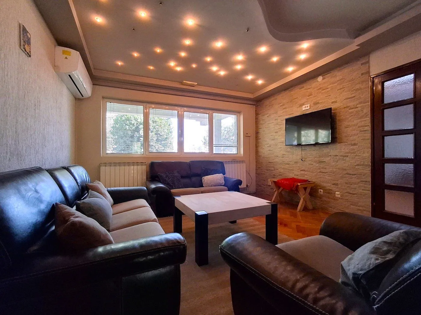 Izdavanje, kuća, 350m², Dahna, Podgorica