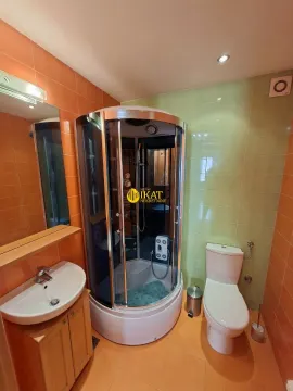 Kupatilo opremljeno tuš kabinom, umivaonikom i wc šoljom. - image 5
