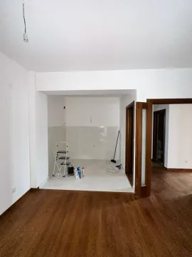 Prazna prostorija sa drvenim podom i pločicama u uglu pripremljenom za kuhinju. - image 2