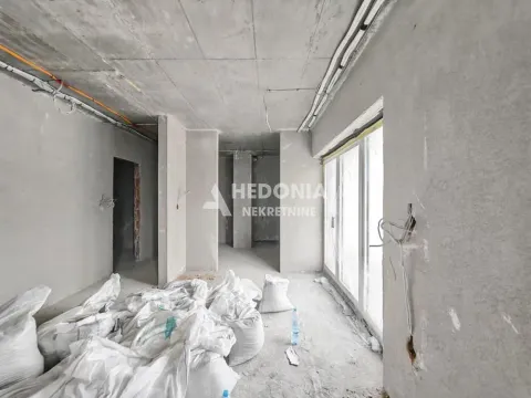 Nepotpun enterijer prostorije u izgradnji sa građevinskim materijalom. - image 4