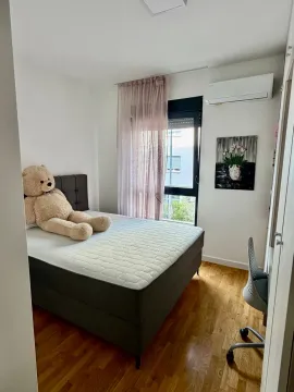 Manja spavaća soba sa bračnim krevetom, velikim plišanim medvjedom i prozorom. - image 7