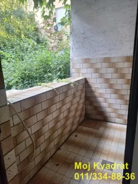 Manji popločani balkon sa pogledom na zelenilo. - image 4