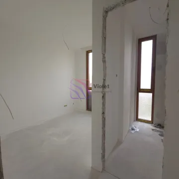 Prazna prostorija u izgradnji sa bijelim zidovima i prozorima. - image 8
