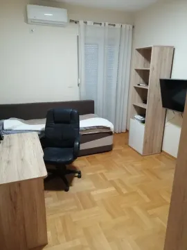Izdavanje, trosoban stan, 100m², Blok 6, Podgorica - image 19