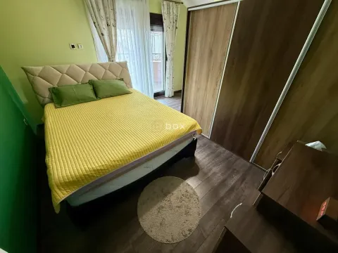 Nameštena spavaća soba sa bračnim krevetom, ormarom i izlazom na terasu. - image 21