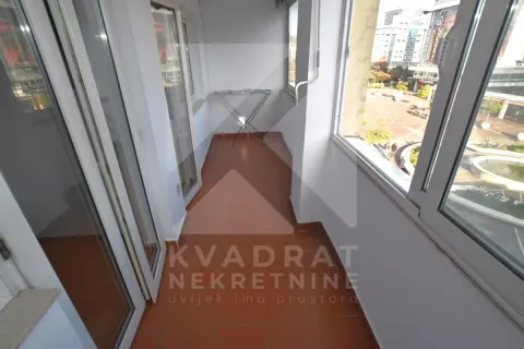 Zastakljeni balkon sa keramičkim pločicama i pogledom na grad. - image 18