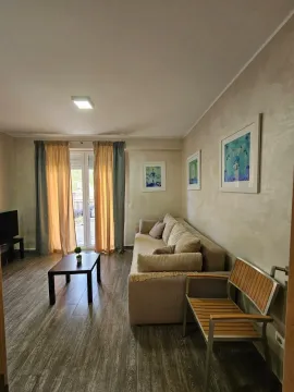 Dnevna soba sa garniturom, stočićem i izlazom na terasu. - image 8