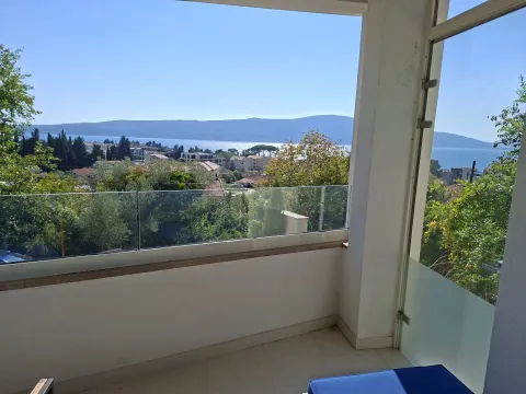 Natkrivena terasa sa staklenom ogradom i pogledom na more. - image 14