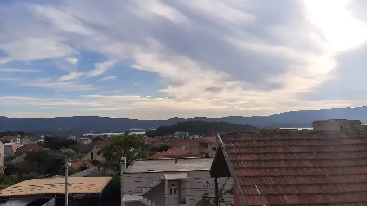 Pogled na okolno naselje i brda iz daljine.