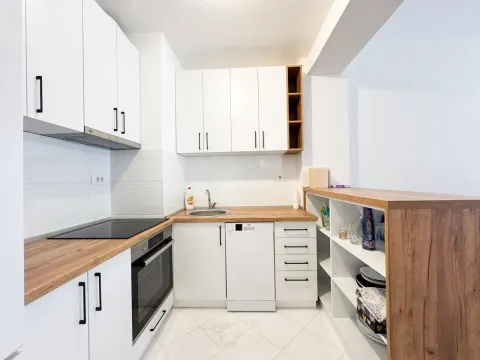 Moderna bijela kuhinja sa drvenim radnim površinama i ugradnim uređajima. - image 5