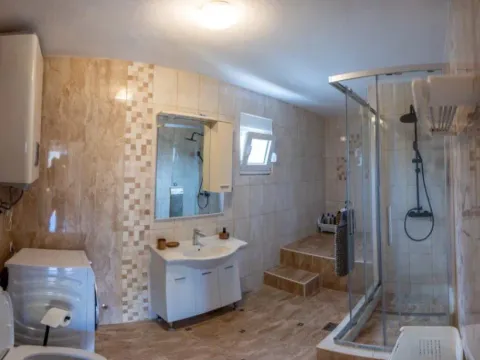 Izdavanje, kuća, 111m², Lastva Grbaljska, Kotor - image 8