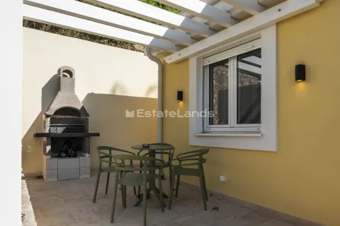 Terasa sa roštiljem, stolom i stolicama ispod pergole. - image 17