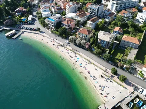 Pogled iz vazduha na priobalno naselje sa plažom i morem. - image 17