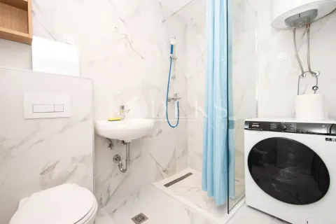 Kupatilo sa tuš kabinom, umivaonikom, WC šoljom i veš mašinom. - image 3