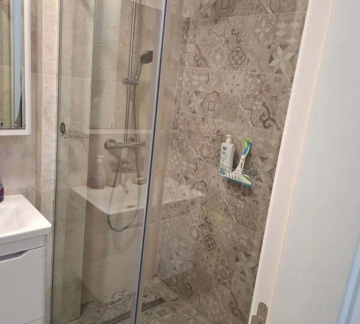 Izdavanje, dvosoban stan, 70m², Kalimanj, Tivat