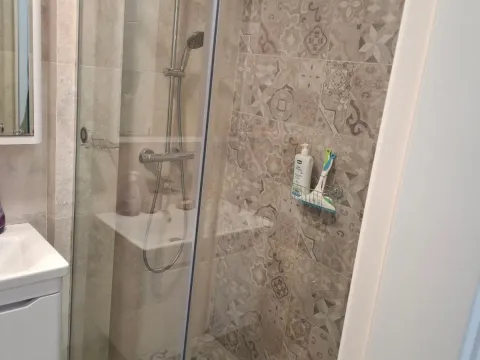 Izdavanje, dvosoban stan, 70m², Kalimanj, Tivat - image 17