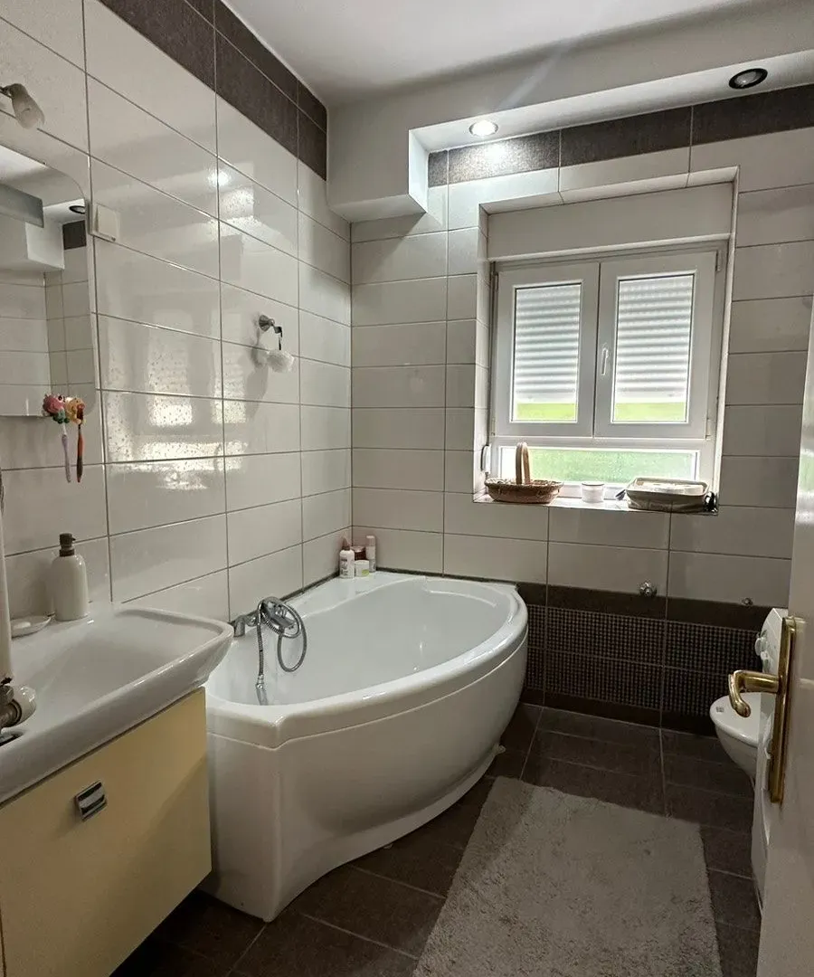Izdavanje, kuća, 340m², Gorica C, Podgorica