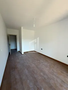 Prazna neopremljena prostorija sa drvenim podom i bijelim zidovima. - image 3