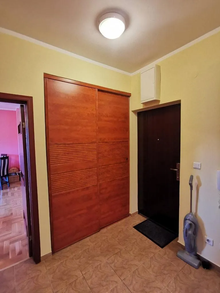 Izdavanje, dvosoban stan, 70m², Blok 9, Podgorica