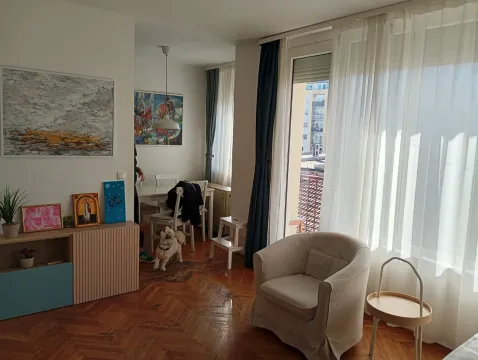 Dnevna soba sa foteljom, trpezarijskim stolom i parketom. - image 2
