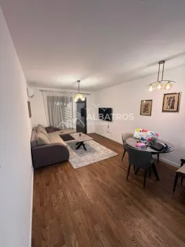 Dnevna soba sa garniturom i trpezarijskim stolom. - image 2