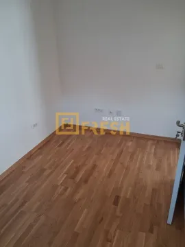 Prazna neopremljena prostorija sa drvenim podom i bijelim zidovima. - image 3