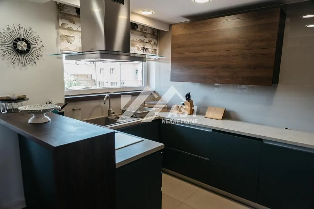 Izdavanje, četvorosoban stan, 120m², Lipov gaj, Novi Sad Sve Podlokacije