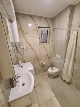 Moderne kupatilo sa umivaonikom, tuš kabinom i WC šoljom. - image 10