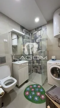 Moderno opremljeno kupatilo sa tuš kabinom i veš mašinom. - image 11