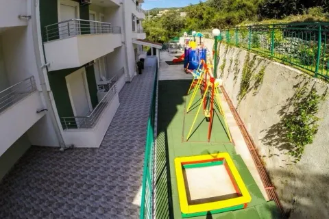 Dječije igralište pored zgrade. - image 2