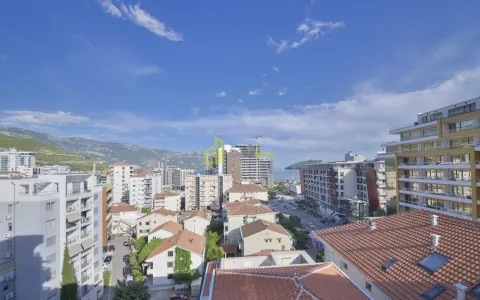 Pogled sa terase na gradske zgrade, planine i more. - image 20