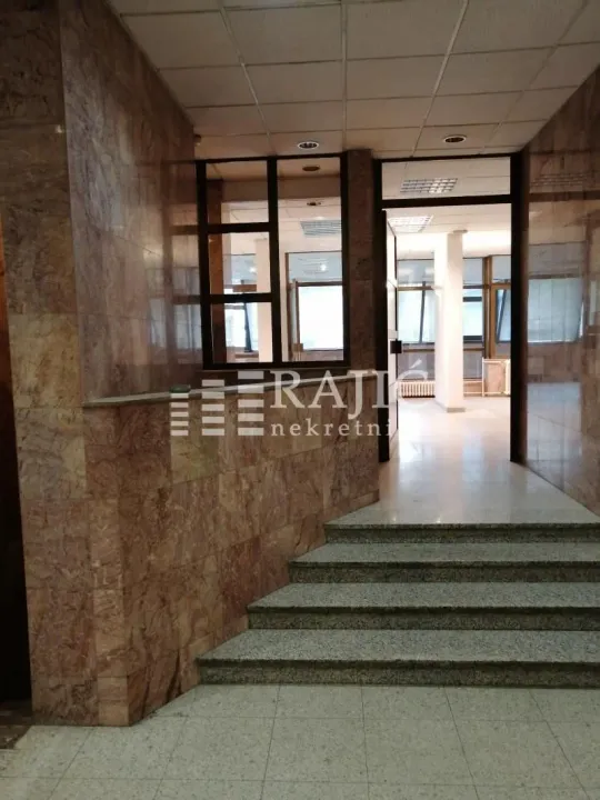 Izdavanje, poslovni prostor, 350m², Savski Trg, Beograd