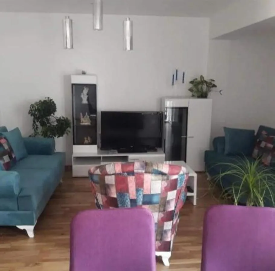 Izdavanje, dvosoban stan, 75m², Centar, Tivat