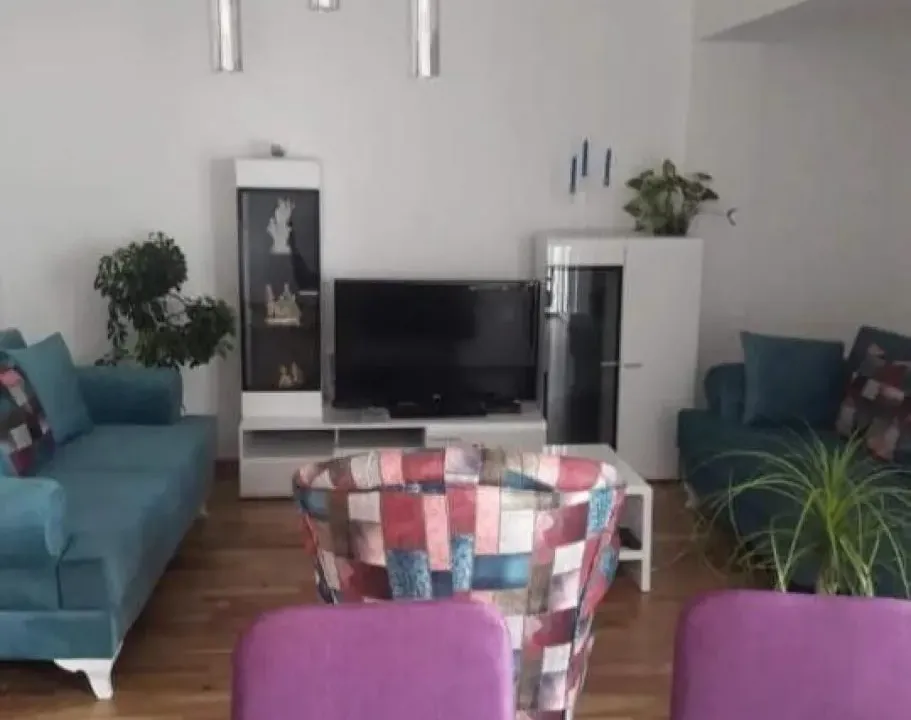 Izdavanje, dvosoban stan, 75m², Centar, Tivat