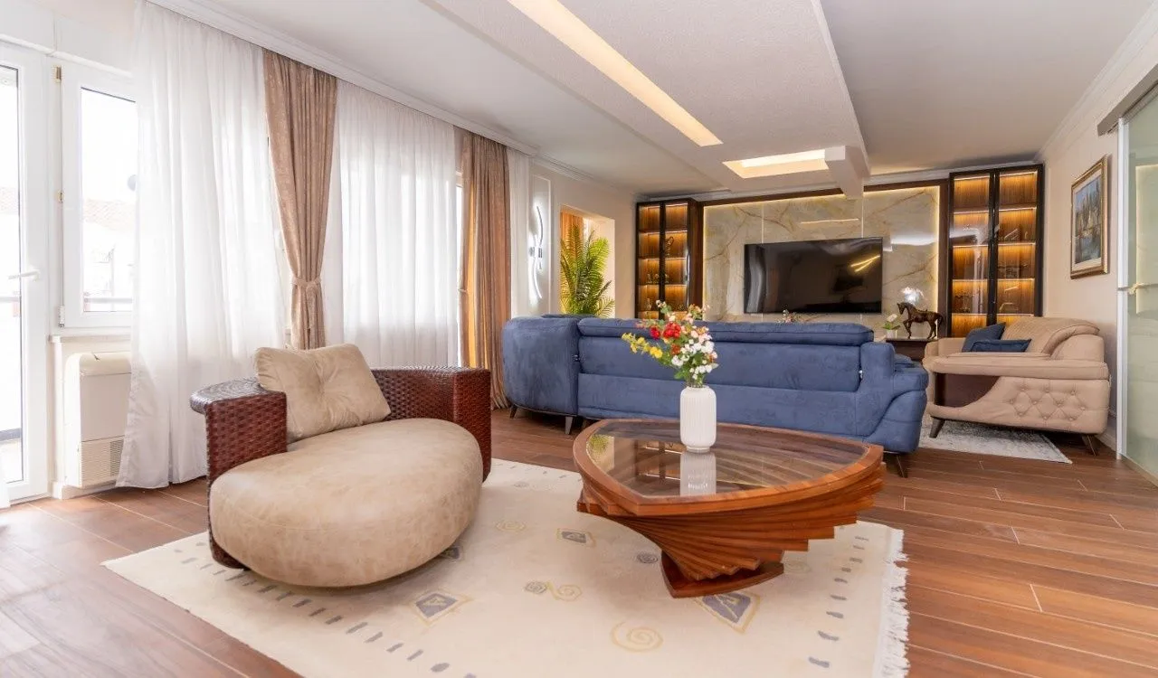 Izdavanje, trosoban stan, 200m², Gorica C, Podgorica