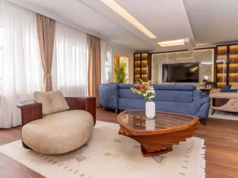 Izdavanje, trosoban stan, 200m², Gorica C, Podgorica - image 2