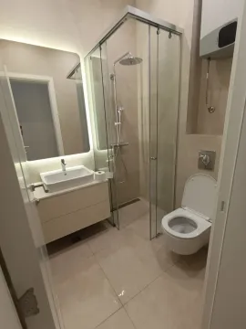 Savremeno opremljeno kupatilo sa tuš kabinom i umivaonikom. - image 15