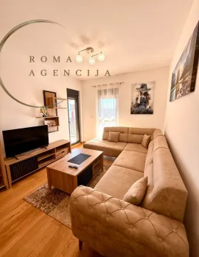 Namještena dnevna soba sa ugaonom garniturom, stočićem i televizorom. - image 2