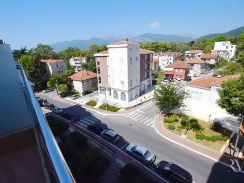 Izdavanje, trosoban stan, 106m², Tivat, Crna Gora - image 8