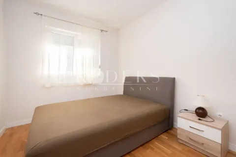 Spavaća soba sa bračnim krevetom i noćnim stočićem. - image 3
