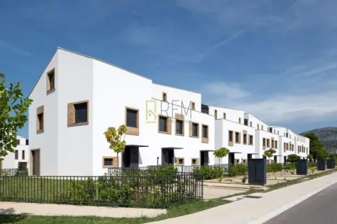Spoljašnji izgled modernih bijelih kuća u nizu sa uređenim dvorištem. - image 4