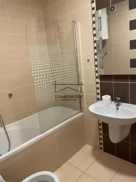 Kupatilo opremljeno kadom, umivaonikom i pločicama. - image 14