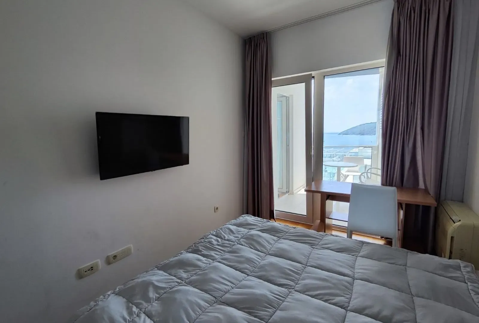 Izdavanje, dvosoban stan, 77m², Centar, Budva