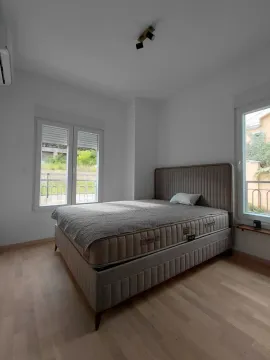 Svjetla spavaća soba sa bračnim krevetom i prozorima. - image 7