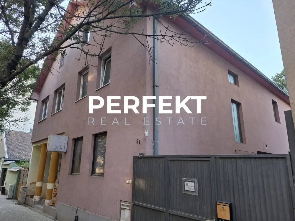 Pogled na spoljašnjost kuće sa ulaznom kapijom i fasadom.