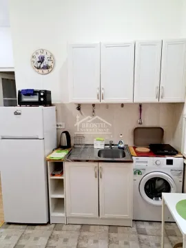 Manja kuhinja sa belim elementima, frižiderom i mašinom za veš. - image 17