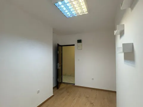 Izdavanje, poslovni prostor, 10m², Centar, Podgorica - image 1