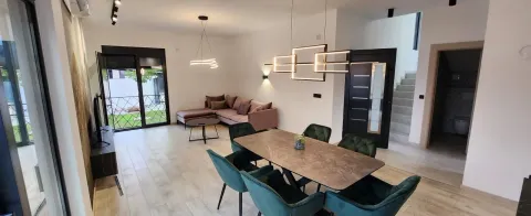 Prostrana dnevna soba sa trpezarijom i modernim namještajem. - image 4