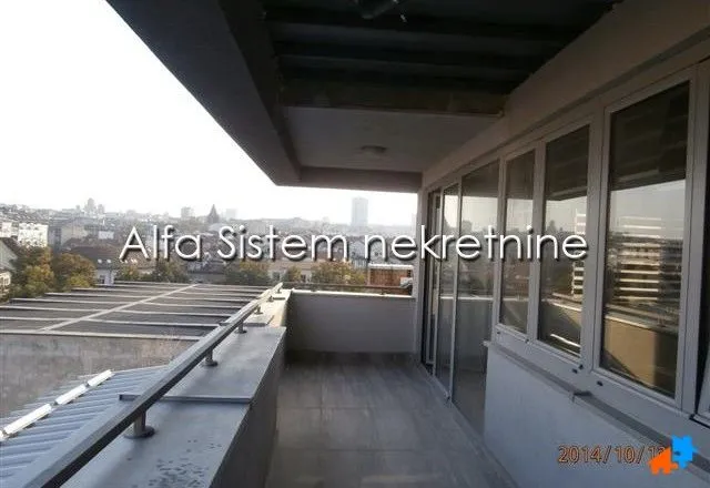 Prostrana natkrivena terasa sa pogledom na grad.